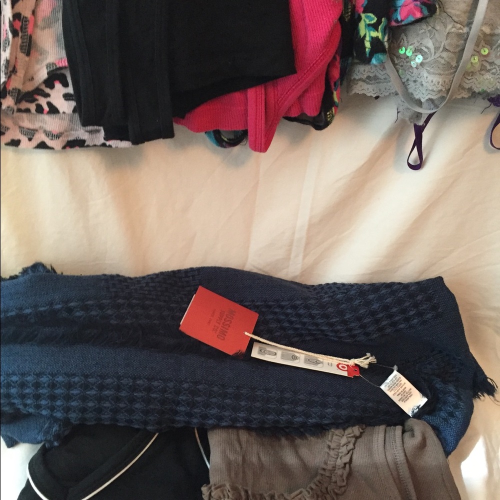 Lot of 8 tanks and one infinity scarf